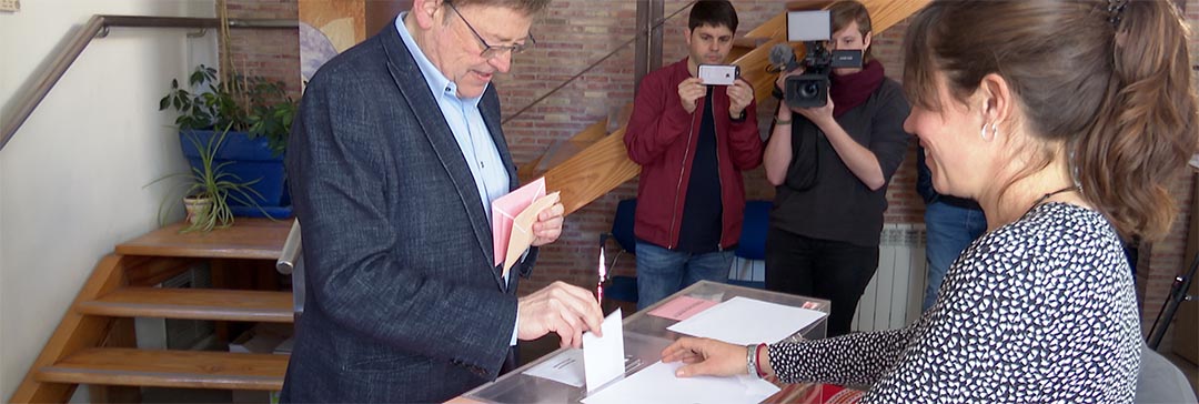 El candidat a la reelecció com a President de la Generalitat Ximo Puig vota a Morella