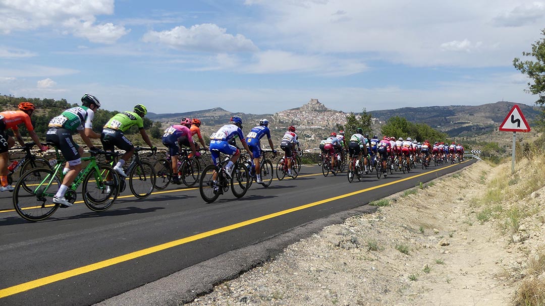 Cinc ciclistes han d’abandonar La Vuelta al seu pas per Morella per un accident