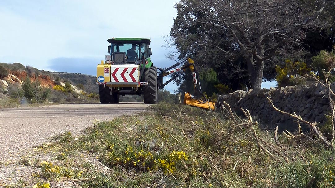 Es desbrossa la vegetació dels camins rurals de Morella
