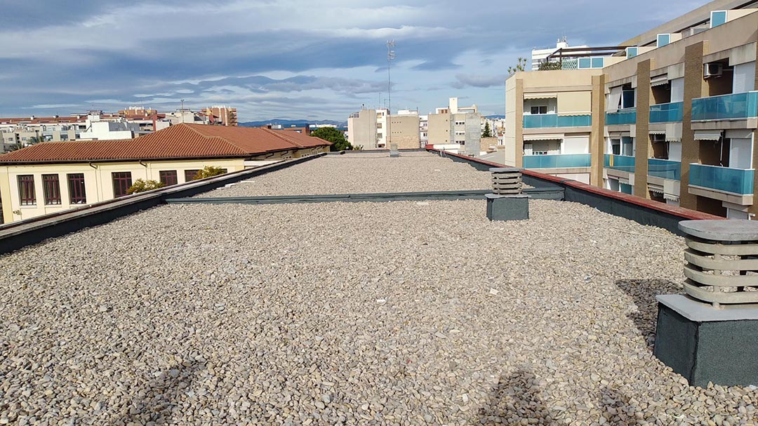 El col·legi Marqués de Benicarló ja té les façanes reparades i els sostres impermeabilitzats