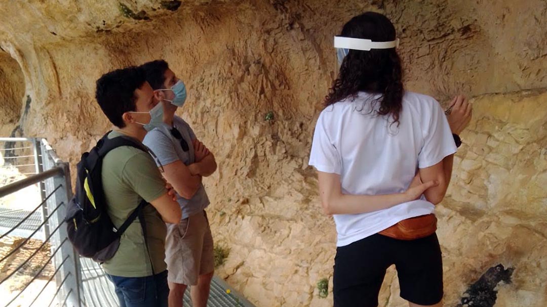 Els primers visitants gaudeixen de l’art rupestre de la Cova Remígia