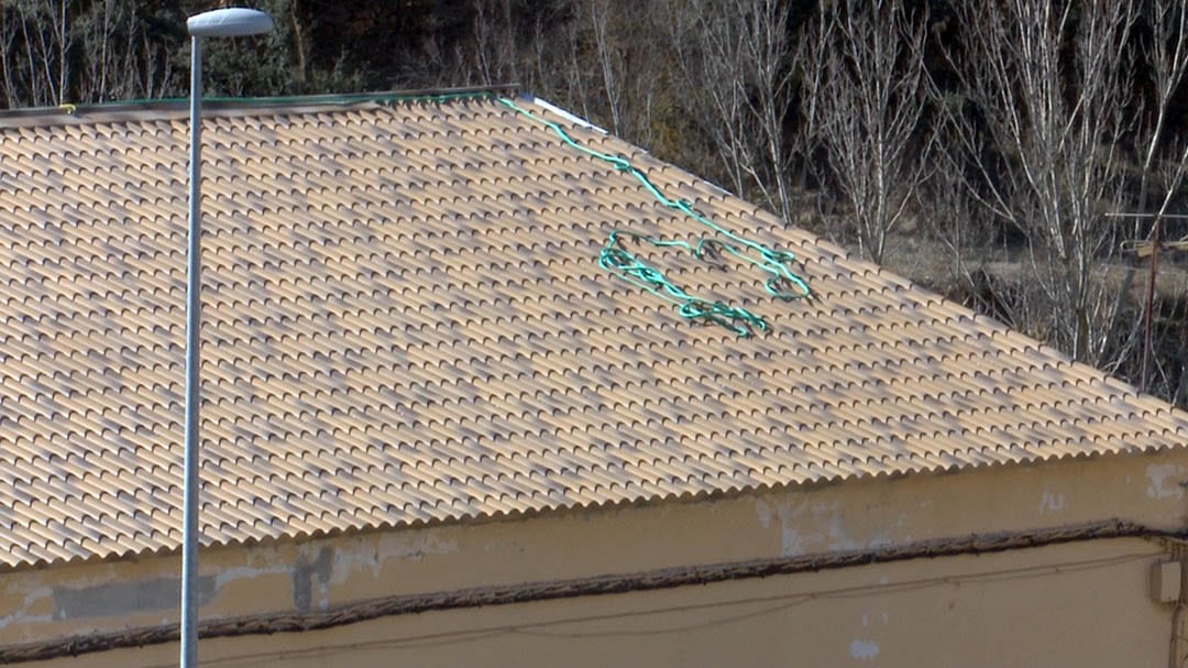 Todolella repara els desperfectes de Gloria a la teulada del saló polivalent