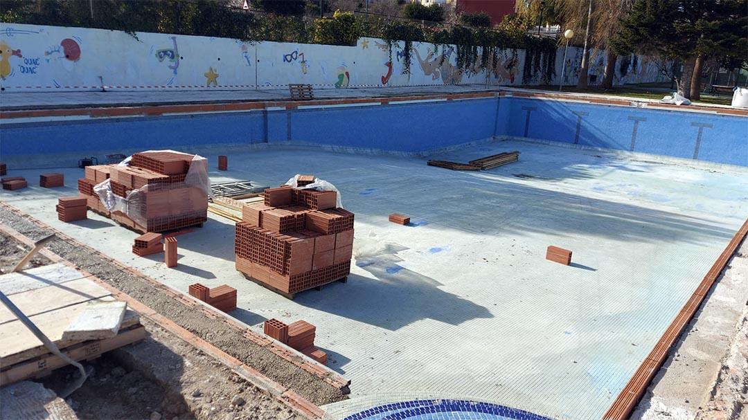 Comencen les obres de rehabilitació de la piscina municipal de Càlig