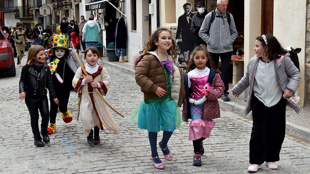 La desfilada infantil de disfresses enceta el Carnestoltes de Morella