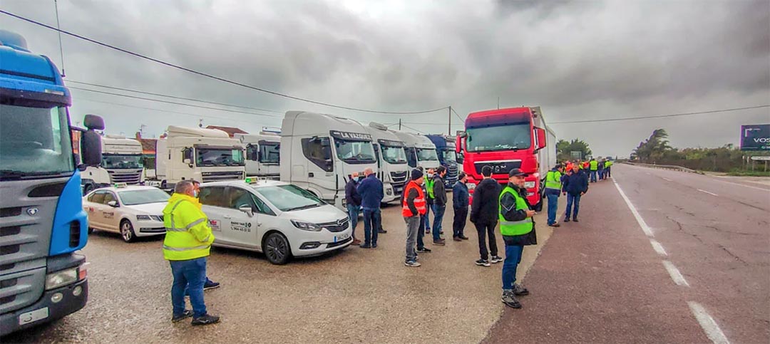 Mes de 70 camions ixen de Vinaròs cap a Castelló en una nova protesta