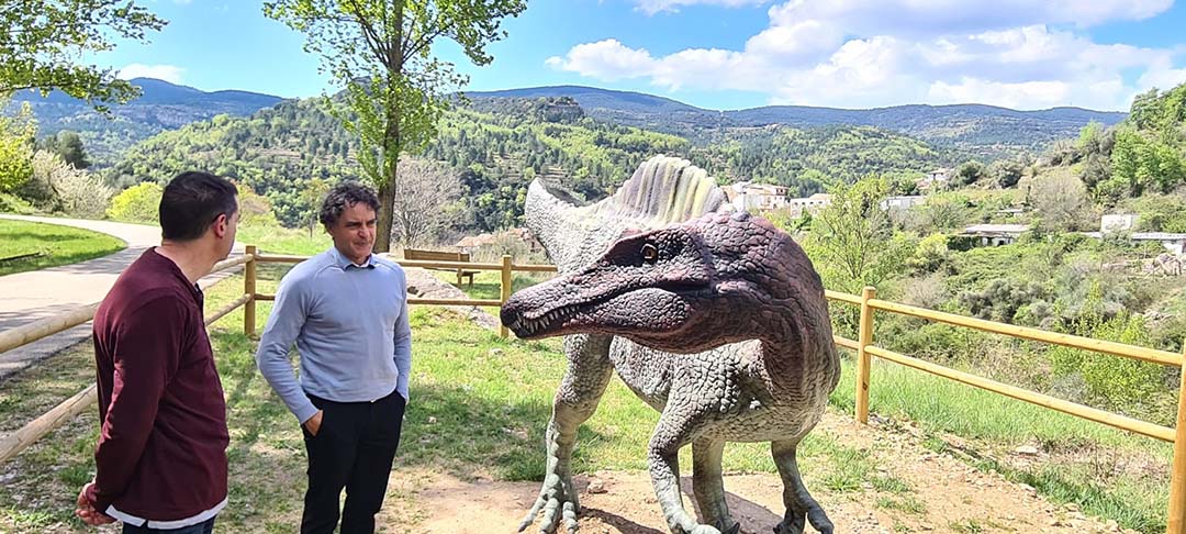Francesc Colomer visita la rèplica de dinosaure de Vallibona