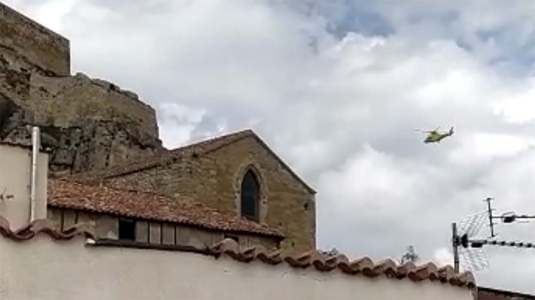 Els bombers rescaten un turista que es precipita des del castell de Morella
