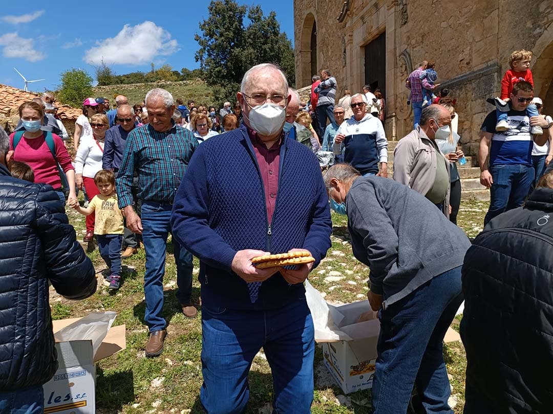 Veïns i veïnes d’Ares honren a Santa Elena en una romeria multitudinària