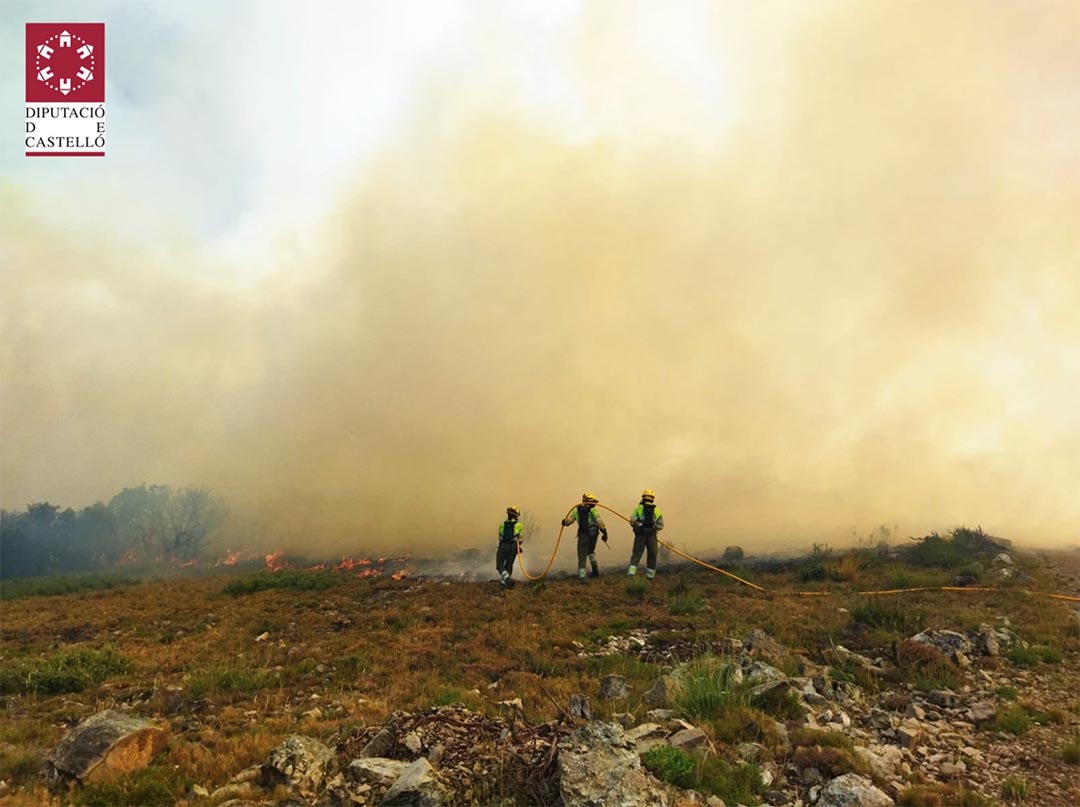 El foc crema la zona del Turmell de Xert, pròxim al mont de Vallivana