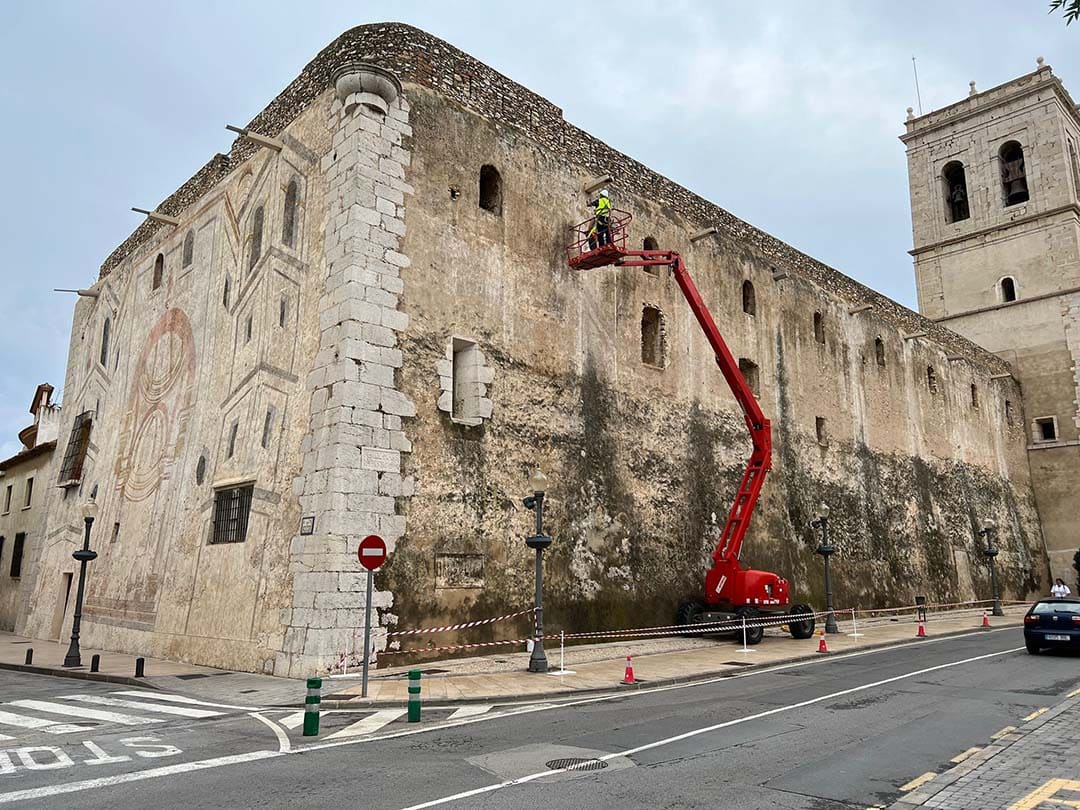 Comencen les feines de restauració de les pintures d’arquitectura fingida de l’església arxiprestal