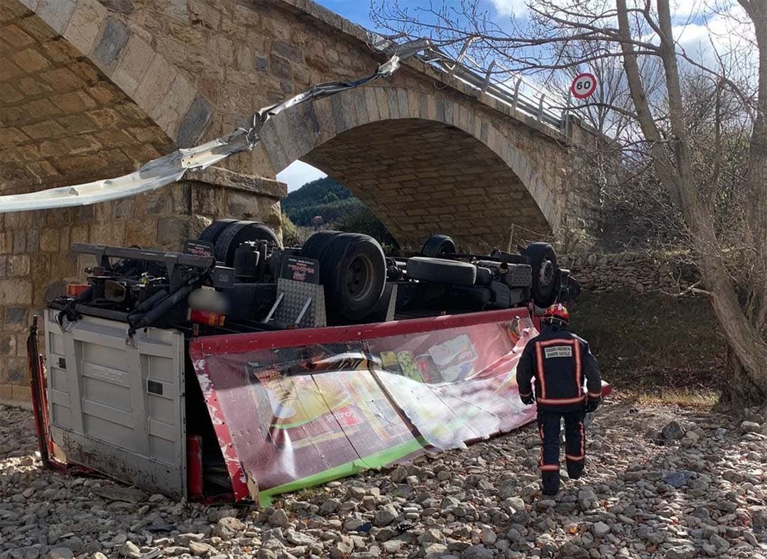 Un conductor ferit al caure el seu camió pel pont de la Rambla de les Truites de Vilafranca
