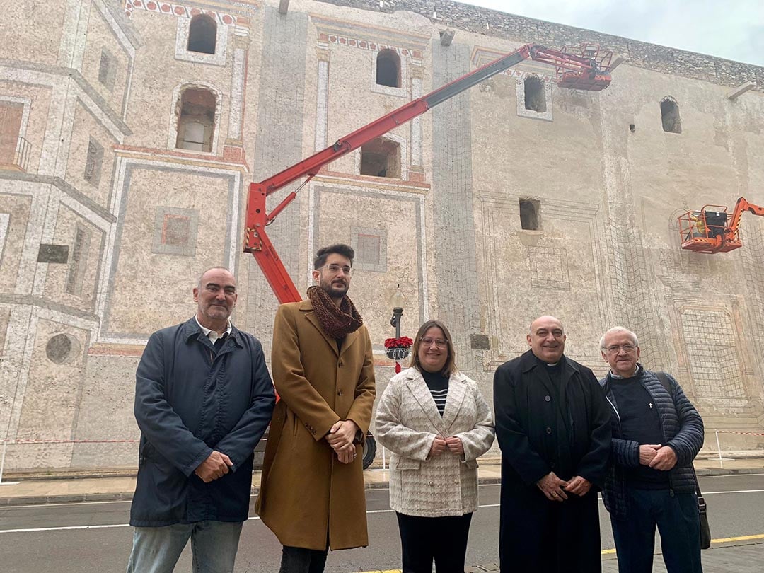 El bisbe de Tortosa visita la restauració de la façana de l’església arxiprestal