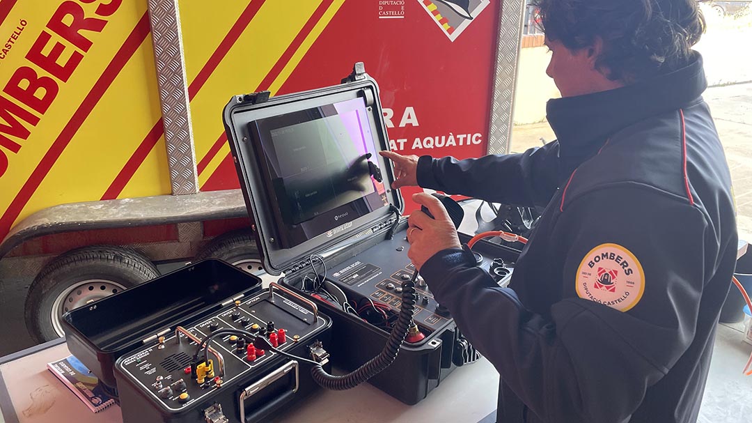 Els Bombers estrenen un equip audiovisual de cerca subaquàtica per a reforçar la unitat de rescat