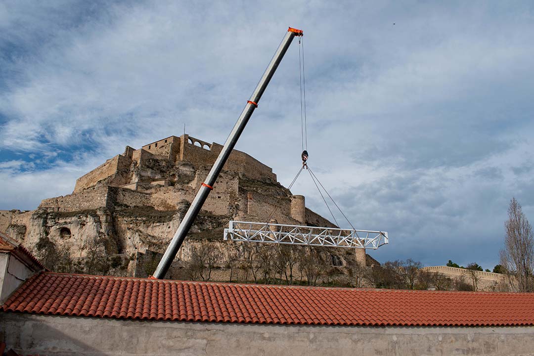 Instal·len l’estructura de la nova coberta del claustre al Colomer Zurita