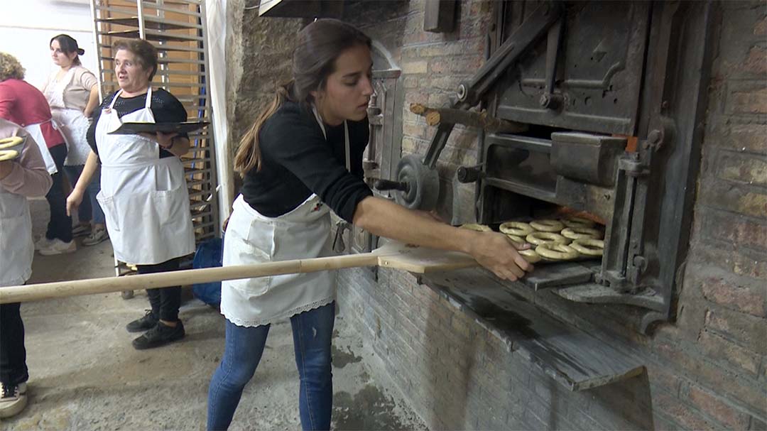 Les dones de Forcall pasten les rotlletes i coquetes per a Sant Antoni