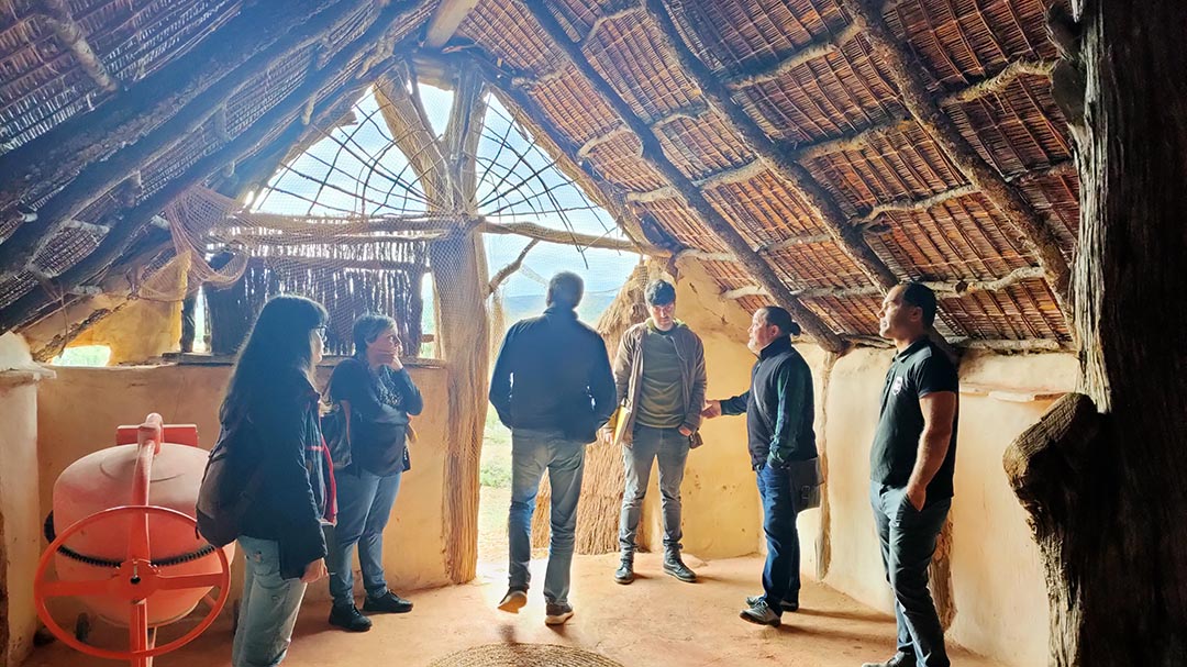 S’està reparant la cabana neolítica del Museu de la Valltorta