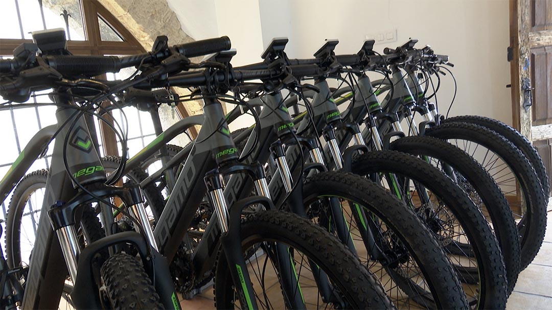 Vilafranca posa en funcionament el nou servei de bicicletes elèctriques