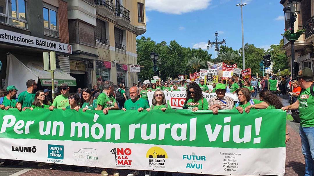 Més de 3.000 persones i 60 tractors es manifesten Castelló contra els grans projectes fotovoltaics
