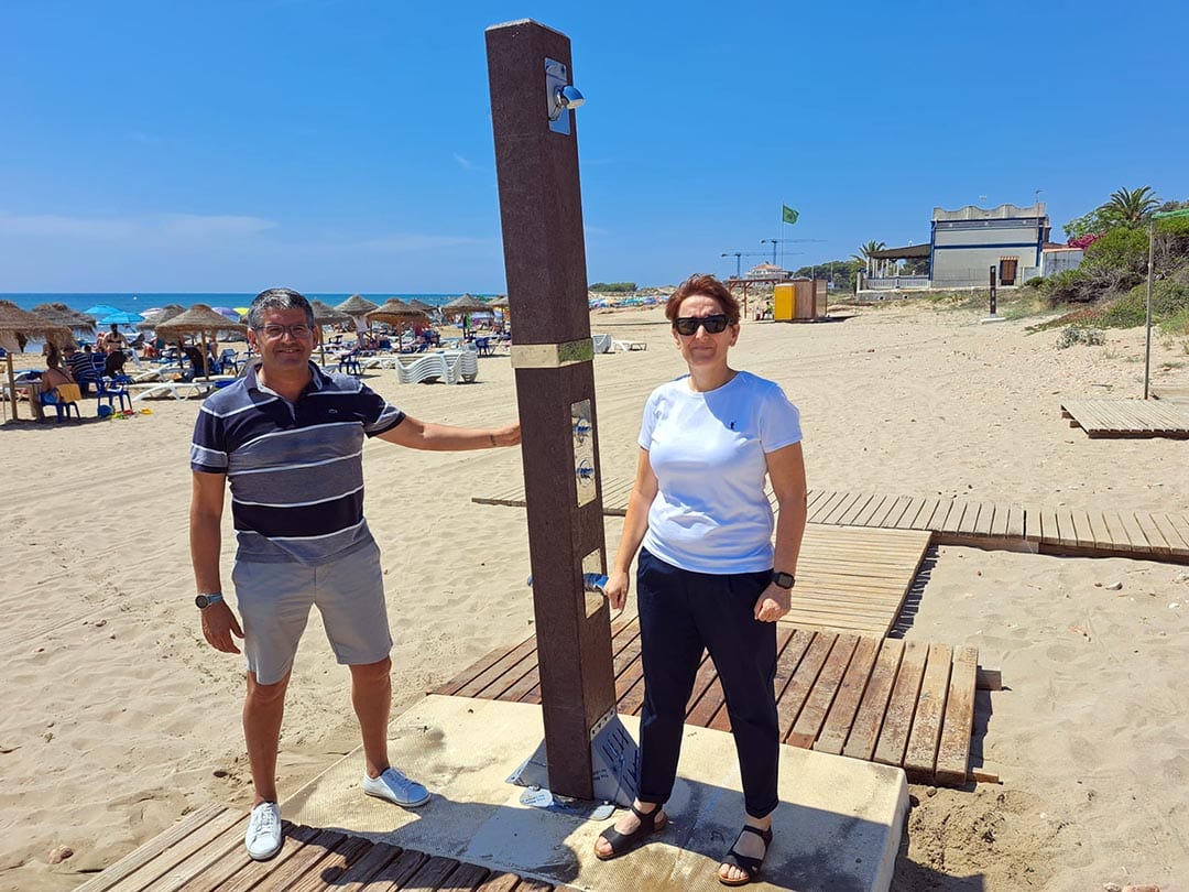 S’instal·len noves dutxes amb llavapeus a les platges d’Alcossebre fabricades amb plàstic reciclat