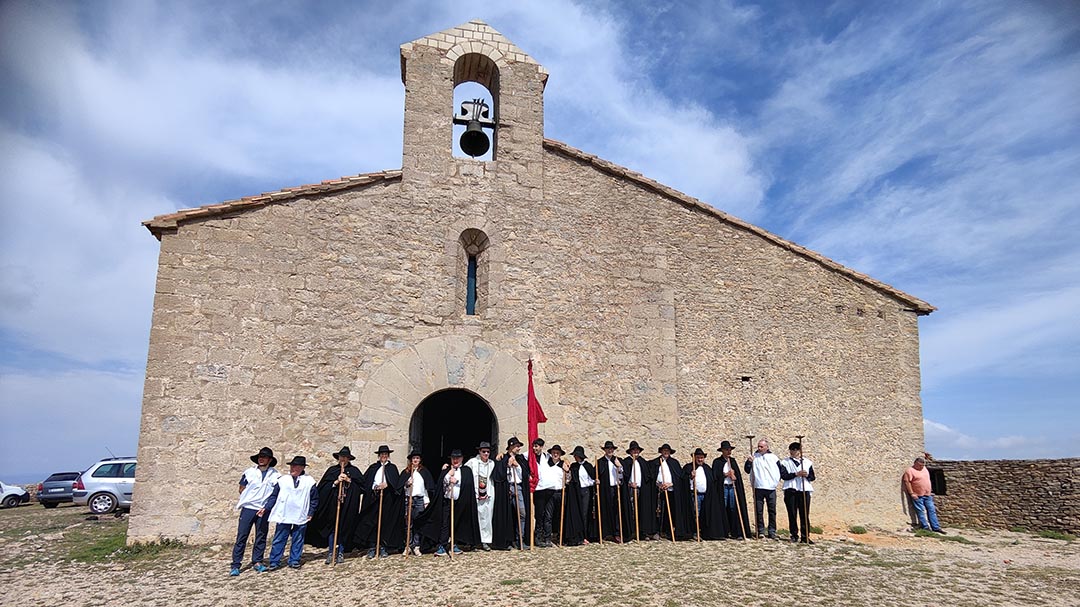 12 dones i homes recorren a peu la distància que separa Portell de Sant Pere de Castellfort